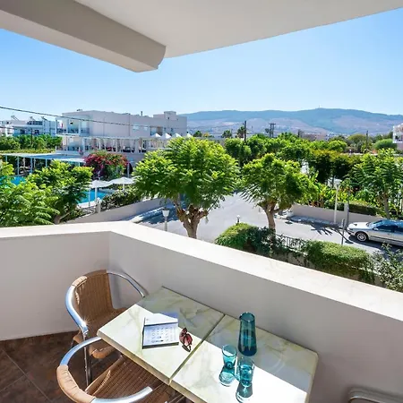 Peridis Family アパートホテル